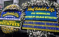 Sejumlah pejabat mengirimkan karangan bunga duka cita, salah satunya Presiden SBY.