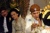 Kedua mempelai tampak bahagia.