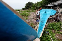 Suwana atau biasa dipanggil Toing mengecek kapalnya yang sudah separuh jadi. Kapal ini ia kerjakan di Pulau Pramuka, Jakarta -- sebuah pulau berjarak 1,5 jam perjalanan dari Ancol.