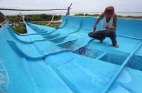 Kapal ini dibuat dari bahan fiber yang seluruh bahannya ia peroleh dari kawasan Glodok, Jakarta. Tidak ada bantuan dari swasta maupun pemerintah, ia modali sendiri.