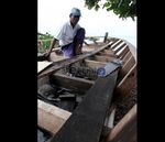 Di Jakarta, Pria Miskin Ini Membuat Kapal Sendiri