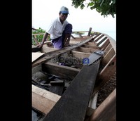 Salah satu rangka kapal yang belum diberi cetakan cat fiber.