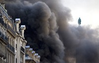 Asap hitam membumbung keangkasa dari lokasi kebakaran di tempat parkir Place Vendome, Paris. Reuters/Charles Platiau.