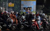 Puluhan kendaraan roda dua menerobos marka jalan di Kawasan Matraman, Jakarta, Jumat (9/3).
