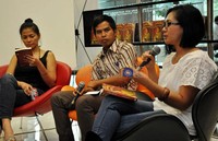 Secara simbolis Ratih Kumala menyerahkan bukunya kepada perwakilan dari pihak Gramedia Pustaka Utama.