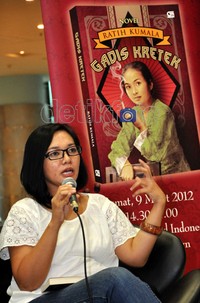 Buku ini menyajikan kisah cinta, persaingan bisnis, dan konflik keluarga, namun tetap berbenang merah pada kesamaan visi untuk terus melestarikan kretek dan menjadikan rokok tersebut bermanfaat serta bernilai bagi kehidupan orang banyak.