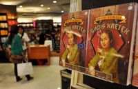 Sayangnya buku ini baru dapat dinikmati di Gramedia cabang Grand Indonesia saja, pasalnya masih belumdidistribusikan ke Gramedia cabang lainnya.