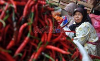 Salah seorang pedagang bahan pokok di Pasar Kramatjati, mengaku telah lebih dulu menaikkan harga bahan pokok sebelum harga BBM naik agar nantinya gejolak masyarakat tidak terlalu besar.