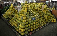 Dua orang pedagang menata dagangannya di Pasar Kramatjati, Jakarta Timur. Di pasar ini, harga cabai rawit juga mengalami kenaikan cukup tinggi dari Rp 20 ribu menjadi Rp 35 ribu per kilogram. Begitu juga cabai merah keriting naik dari Rp 18 ribu ke Rp 30 ribu per kilogram.