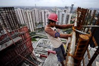 Untuk menjaga keseimbangan pasar domestik, Bank Indonesia terus memonitor dan menempuh langkah stabilisasi nilai tukar rupiah baik melalui pasar valas maupun pasar sekunder SBN.