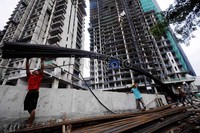 Pertumbuhan ekonomi itu didukung oleh masih kuatnya permintaan domestik, khususnya konsumsi rumah tangga dan investasi. Sementara itu, pertumbuhan ekspor diperkirakan melambat seiring dengan perlambatan ekonomi global dan penurunan harga komoditas global non-energi.