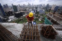 Perkembangan ekonomi pada triwulan I dan II tersebut masih sejalan dengan prakiraan pertumbuhan ekonomi pada kisaran 6,3 persen - 6,7 persen untuk keseluruhan tahun 2012.