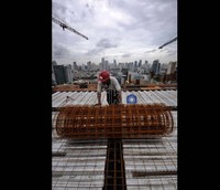 Sementara itu, surplus transaksi modal dan keuangan mengalami penurunan karena arus masuk investasi portofolio yang lebih rendah. Dengan perkembangan tersebut, cadangan devisa sampai dengan akhir Februari 2012 mencapai 112,2 miliar dolar AS, atau setara dengan 6,3 bulan impor dan pembayaran utang luar negeri Pemerintah.