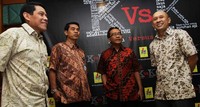 Direktur Utama PLN, Nur Pamudji (dua dari kanan) bersama Direktur Perencanaan dan Manajemen Resiko PLN, Murtaqi Syamsuddin (paling kiri) dan Direktur Operasi Jawa Bali PLN, Ngurah Adnyana (dua dari kiri) sedang berbincang dengan Aktivis Transparency International Indonesia (TII) Teten Masduki (paling kanan) sebelum acara nonton film bareng karyawan, yang berjudul Kita Versus Korupsi, di Auditoriun PLN Kantor Pusat. (Hum