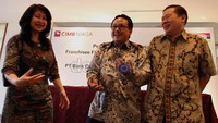 Wakil Presiden PT Bank CIMB Niaga Catherine Hadiman (kiri), berbincang dengan Direktur Finance PT Indomarco Prismatama Hendarto Josojuwono (tengah), usai penandatanganan kerjasama pembiayaan waralaba CIMB Niaga dengan Indomaret.