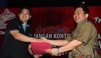 Pemilik Flypower Hariyanto Arbi (kiri), menyerahkan surat kontrak kerjasama kepada Pengurus PB Djarum Lius Pongoh.