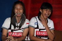 Atlet putri bulutangkis PB Djarum Maria Kristin (kanan) tertawa saat acara penandatanganan perpanjangan kontrak kerjasama PB Djarum dengan Flypower, di Jakarta.