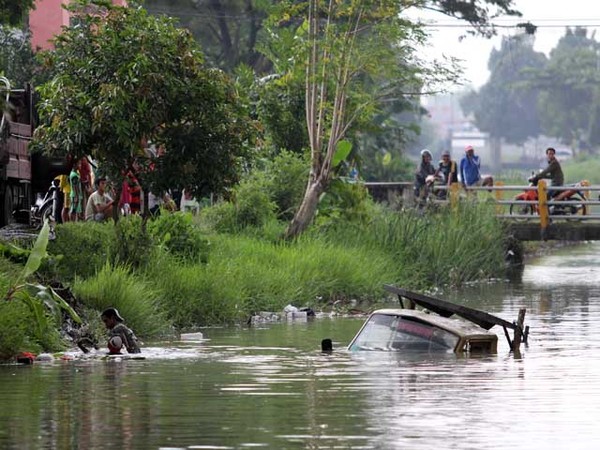 Byurrr...Truk Tenggelam di Sungai