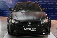 Mobil bernuasana balap Neo CPS kini dilengkapi wheel & tire ukuran 205x45x16, engine hood carbon, gril, pillar B, topmark sporty version, exhaust system, intake system dan EMS-Piggyback, accessories R3 untuk interior dan eksterior yang terkesan agresif dan buku panduan safety driving. Harganya untuk transmisi manual sekitar Rp 229 juta. (Dok Proton)