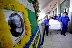 Mobil Tabrak Reklame, Olivia Tewas Terbakar