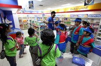Di setiap paviliun KidZania, anak-anak berperan menjadi orang dewasa dan bekerja di lebih dari 100 jenis pekerjaan. Tampak sejumlah anak berperan sebagai karyawan retail makanan.