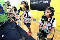 Empat orang anak berperan sebagai pengisi suara di dalam studio KidZania, Jakarta.