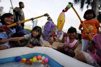 Sejumlah anak tampak asyik menikmati permainannya. Menurut Yayasan Lembaga Konsumen Indonesia (YLKI), logam berbahaya yang terdapat pada mainan anak yaitu timbal (Pb), merkuri (Hg), cadmium (Cd), dan chromim (Cr).