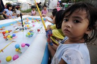 nak-anak asyik bermain pancingan yang terbuat dari bahan plastik di Kawasan Setia Budi, Jakarta.