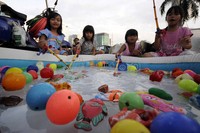 Logam berbahaya pada mainan anak bisa meresap lewat kulit, terkelupas dan tidak sengaja tertelan.
