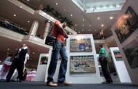 Pameran foto ini untuk memperingati satu tahun bencana gempa dan tsunami yang menghantam Jepang.