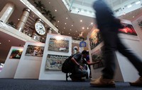 Foto-foto tersebut tidak hanya menceritakan kondisi daerah bencana tetapi juga mengenai kondisi di sekitar PLTN.