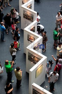 Para pengunjung melihat foto-foto yang dipamerkan. Di Jepang sendiri pameran foto ini sudah berlangsung sejak tahun lalu.