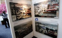Foto ini memperlihatkan saat gelombang tsunami menghantam apa saja yang ada di depannya.