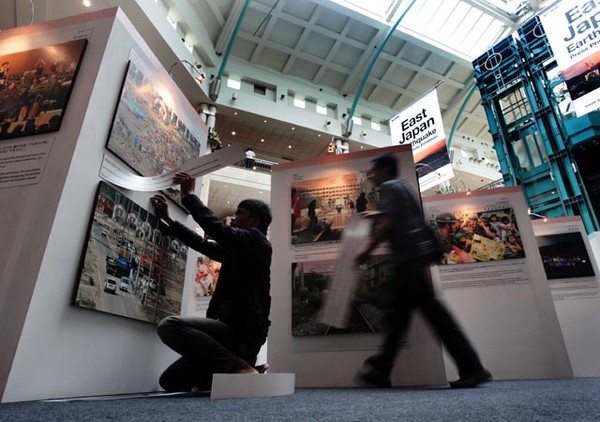 Tsunami Jepang dalam Foto