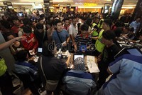 Tak sedikit dari para penggemarnya yang rela antre sejak semalam.