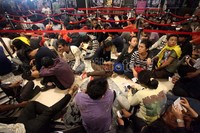 Para pengantre duduk di lantai Plasa FX Lifestyle, Jakarta.