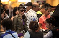 Banyak juga para pengantre yang bergaya gokil ala artis idolanya itu