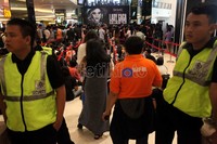 Sebanyak kurang lebih 10 outlet dibuka untuk melayani pembelian tiket sekitar 40.000 eksemplar.