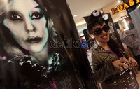 Salah seorang pengantre berdandan ala Lady Gaga.