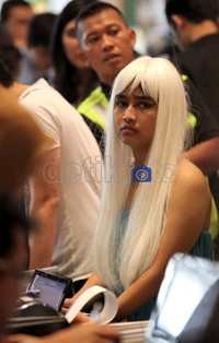 Salah satu penggemar Lady Gaga mewarnai rambutnya berwarna putih demi mirip artis idolanya.