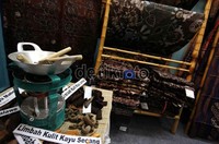 Batik Yogyakarta memiliki ciri khas latar, yaitu dasaran putih dan hitam. Sementara warna batiknya sendiri bisa putih (warna kain mori), biru tua kehitaman, dan coklat soga.