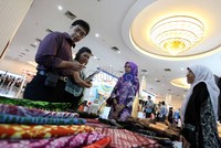 Para pengunjung melihat-lihat kain batik khas DIY yang dipamerkan di Convention Hall, Gedung Smesco, Jakarta.