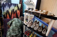 Sepatu pun juga disajikan dengan motif batik.
