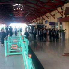 Ingin Menumpang Kereta, Bonek Dihalau Keluar Stasiun