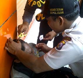 Ribuan Bonek Terlibat Saling Lempar Dengan Polisi