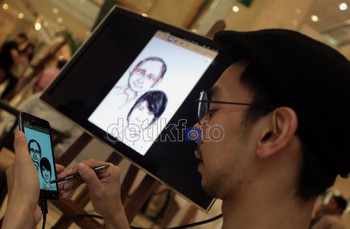 Seniman melukis pengunjung mall Plaza Senayan menggunakan Samsung Galaxy Note.
