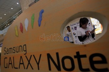 Dengan Samsung Galaxy Note anda bisa mengedit hasil foto dan video dengan aplikasi Photo Editor. Editan pun bisa dipermanis dengan gambar tangan atau teks, yang dibuat menggunakan stylus pen.