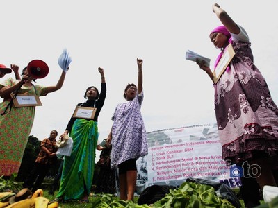 Bawa Sayur, Perempuan Tolak Kenaikan BBM