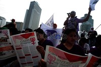Mereka juga menuntut pemerintah mencabut larangan penempatan PRT migran, dan memastikan jaminan perlindungan dan pemenuhan hak buruh migran.