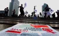 Mereka juga mendesak negara menyelesaikan konflik perampasan tanah rakyat akibat pertambangan, perkebuanan kelapa sawit serta pembangunan infrastruktur, serta kasus-kasus kriminalisasi perempuan termasuk perempuan pejuang HAM.
